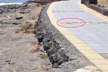 Una vecina de La Garita sufre una caída en el paseo marítimo que casi le cuesta la vida/TA.